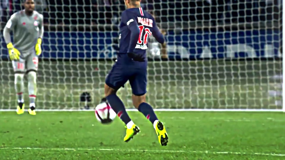 足球世界杯倒计时100天，全球球迷热情高涨（世界杯进入100天倒计时，全球球迷热度飙升）