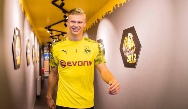 波媒：什琴斯尼在加盟巴萨前考虑参加波兰第七级别联赛（波兰媒体：什琴斯尼转投巴萨前曾考虑出战波兰第七级别联赛）