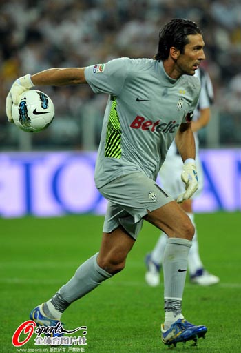 科里纳：正讨论足球中教练喊暂停的可能性，努力寻找解决方案（科里纳：正探讨在足球引入教练暂停的可行性，方案制定加紧推进）