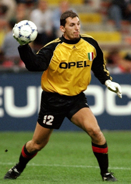 拜仁因球迷燃放烟火被罚，欧冠主场部分看台关闭（因球迷燃放烟火受罚，拜仁欧冠主场部分看台关闭）